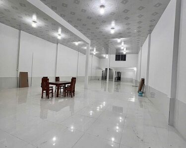 Cho thuê nhà mặt tiền đường lê văn khương hóc môn diện tích 10 x 30m, giá 25tr/tháng, đường nhựa 20m.